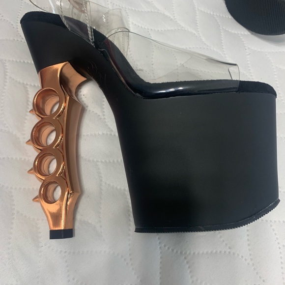 The shoe that invites you to stand out in a crowd! - Picture 3 of 6